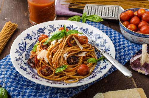 Wholemeal pasta with roasted tomato photo