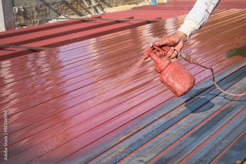 spray red color to paint the steel of a building