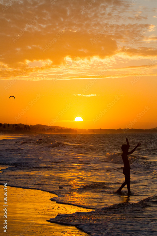 Fototapeta premium Silhouettes by the ocean in the sunset light