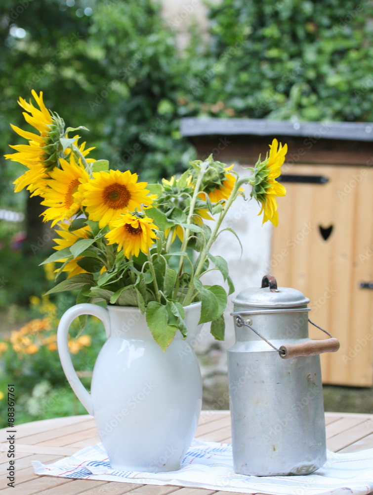 Obraz premium Sonnenblumen, Milchkrug und Milchkanne