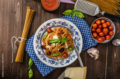 Wholemeal pasta with roasted tomato
