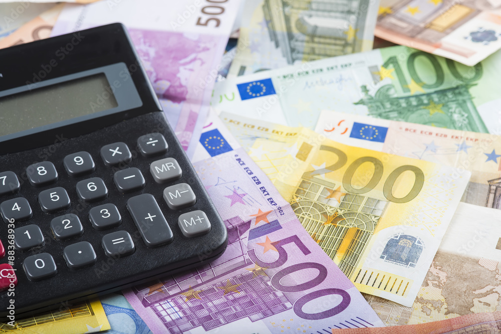 Contabilidad y planificación de negocios sobre un fondo de billetes de euro y material de oficina Contabilidad y planificación de negocios sobre un fondo de billetes de euro y material de oficina