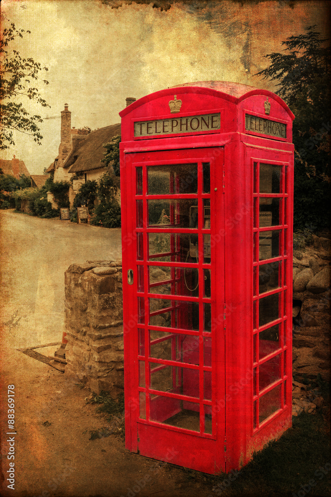 nostalgisch texturiertes Bild einer roten Telefonzelle im Dorf Bossington in Somerset, England nostalgisch texturiertes Bild einer roten Telefonzelle im Dorf Bossington in Somerset, England