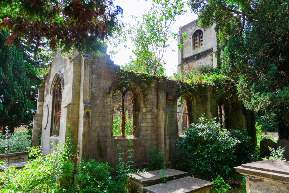 Obraz premium alte Kapelle auf einem verfallenen Friedhof in Bath, England