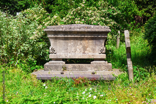 Grabsteine auf einem verlassenen Friedhof in Bath, England