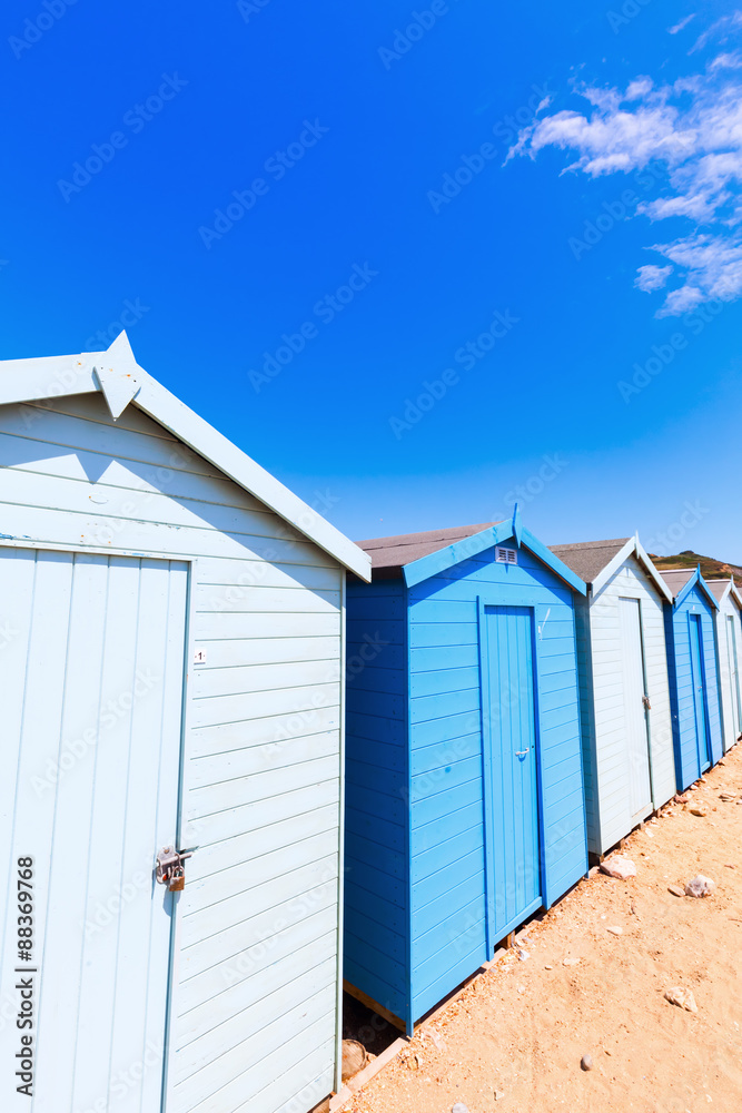 Reihe blauer Umkleidekabinen an der englischen Kanalküste