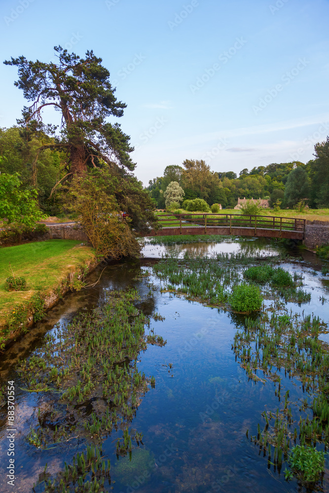 malerische Landschaft mit dem Fluss Coln in Bibury, England malerische Landschaft mit dem Fluss Coln in Bibury, England