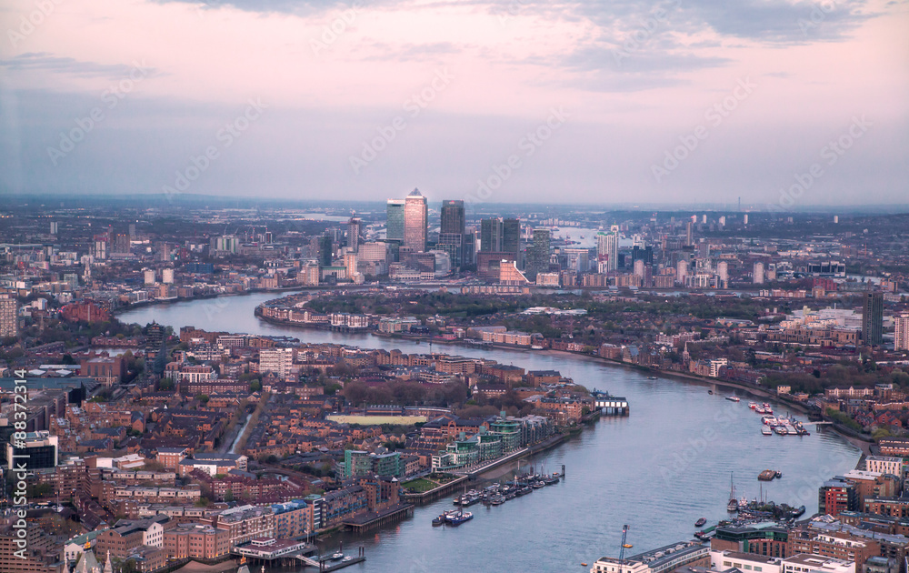 Fototapeta premium Londyn, Wielka Brytania - 15 kwietnia 2015: City of London panorama w zachód słońca i pierwszej nocy światła.