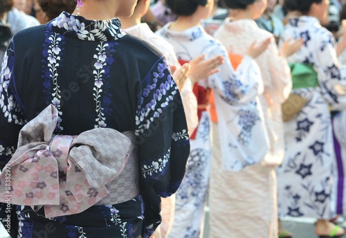 浴衣で盆踊り