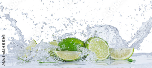 Canvas Print Fresh limes with water splashes