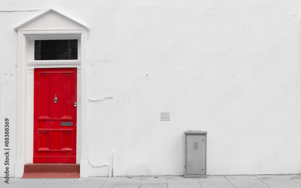 Obraz premium Red wooden door with silver mail door slot and door knocker