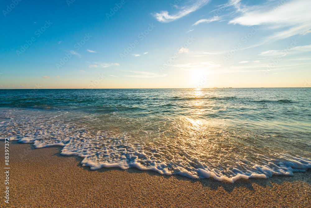 Obraz premium Zmierzch słońca i piękne plaże, Okinawa, Japonia