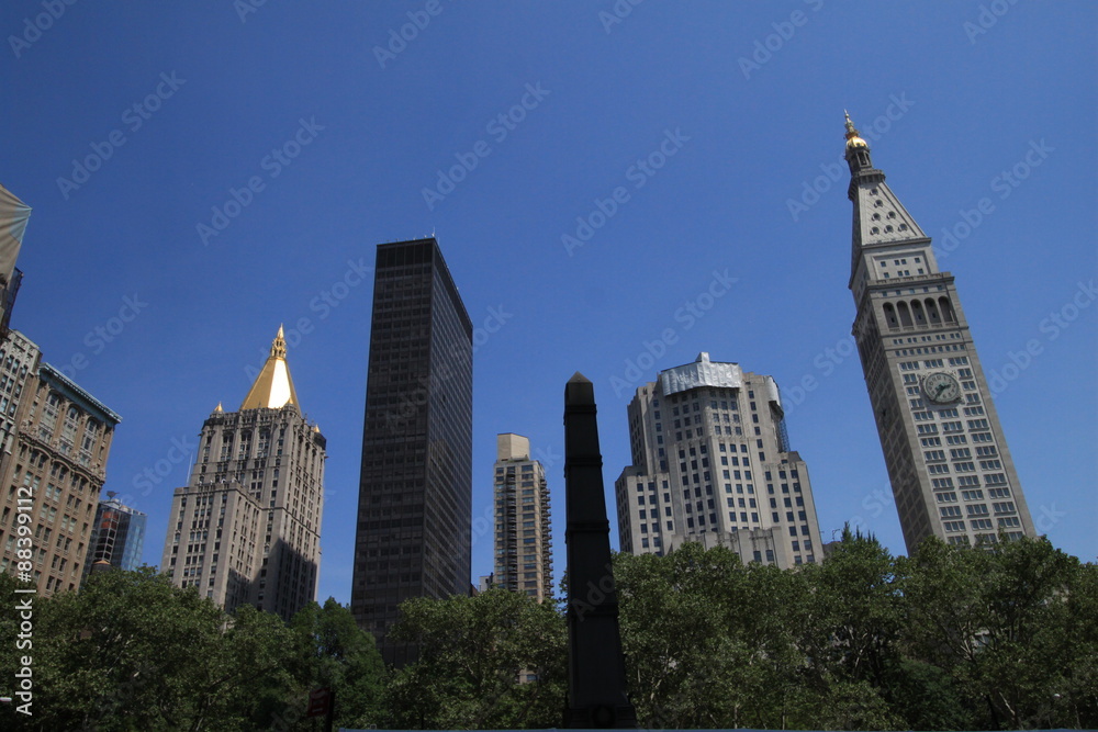 Wolkenkratzer verschiedener Generationen umrahmen den Madison Square Park