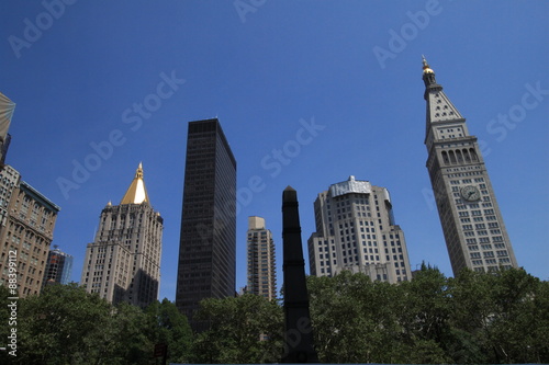 Wolkenkratzer verschiedener Generationen umrahmen den Madison Square Park