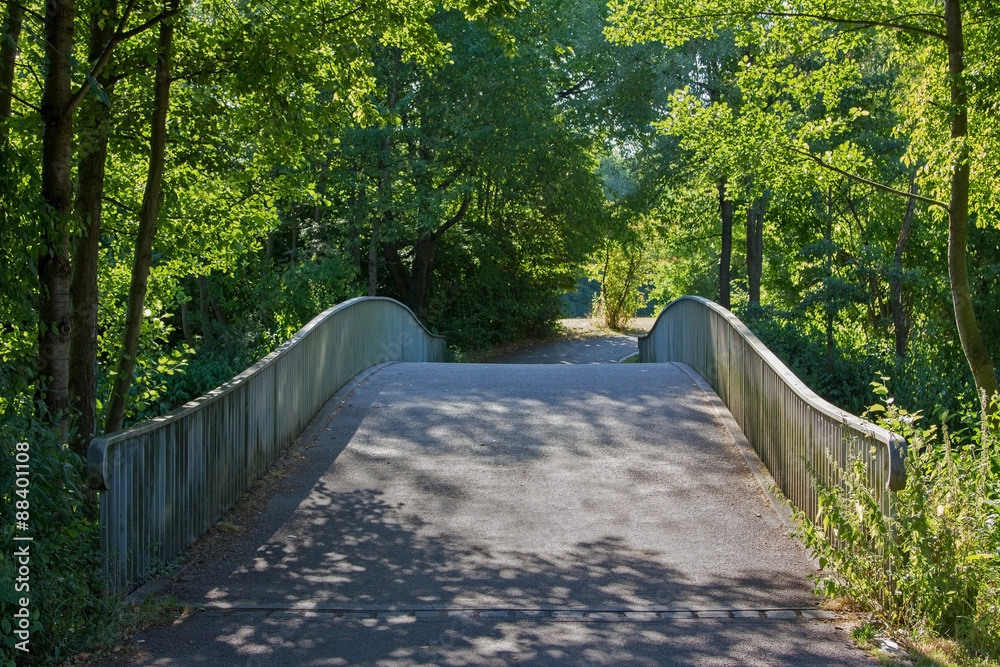Brücke und Weg im Park, Erholungsgeländer in der Stadt Brücke und Weg im Park, Erholungsgeländer in der Stadt