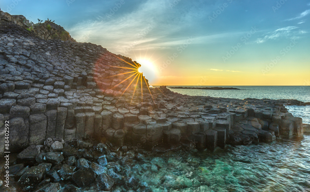 Obraz premium Sunstar on Ganh Da Dia, Vietnam higher as the sun light gauze after Giants Causeway ice sheet gives beauty of this beautiful volcanic rock at sunrise