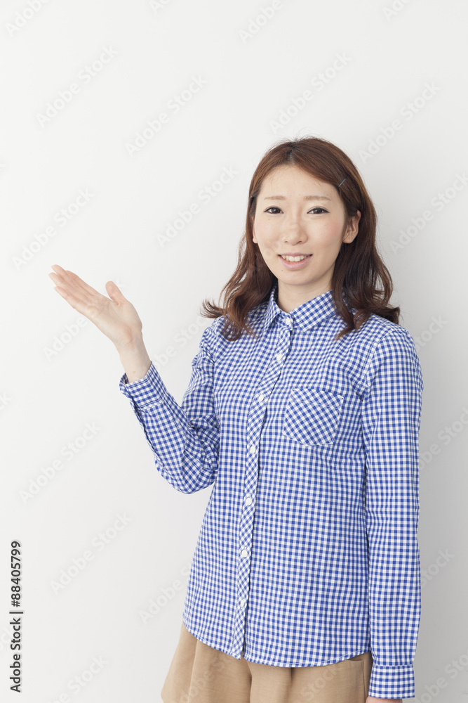 笑顔の若い女性 笑顔の若い女性