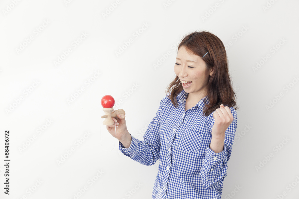 けん玉を持つ若い女性