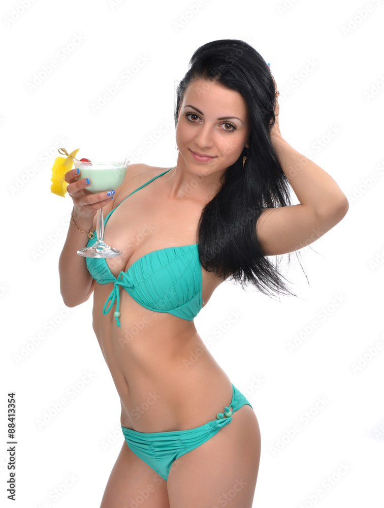 Naklejka premium Young beautiful woman in bikini drinking margarita cocktail juic