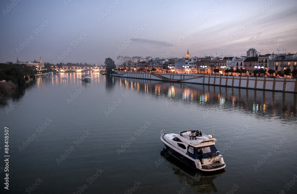 Fototapeta premium Yate en río Guadalquivir junto a Triana, Sevilla
