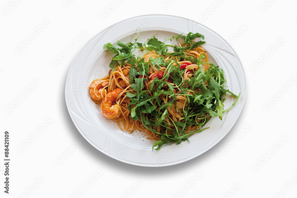 Spaghetti mit Scampi und Rucola in Platte auf weißem Hintergrun