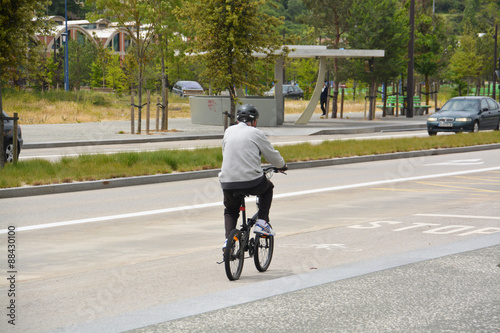 Fototapeta Naklejka Na Ścianę i Meble -  circulando en bicicleta por la ciudad