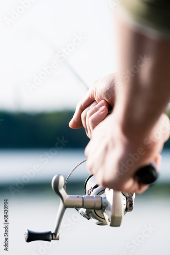 Close-up eines Anglers mit Angel in der Hand