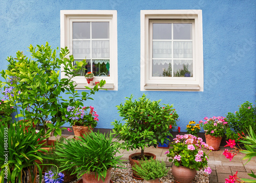 blaue Hausfront mit mediterraner Blumendekoration © SusaZoom