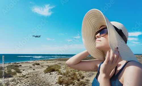 Donna con cappello paglia occhiali da sole photo