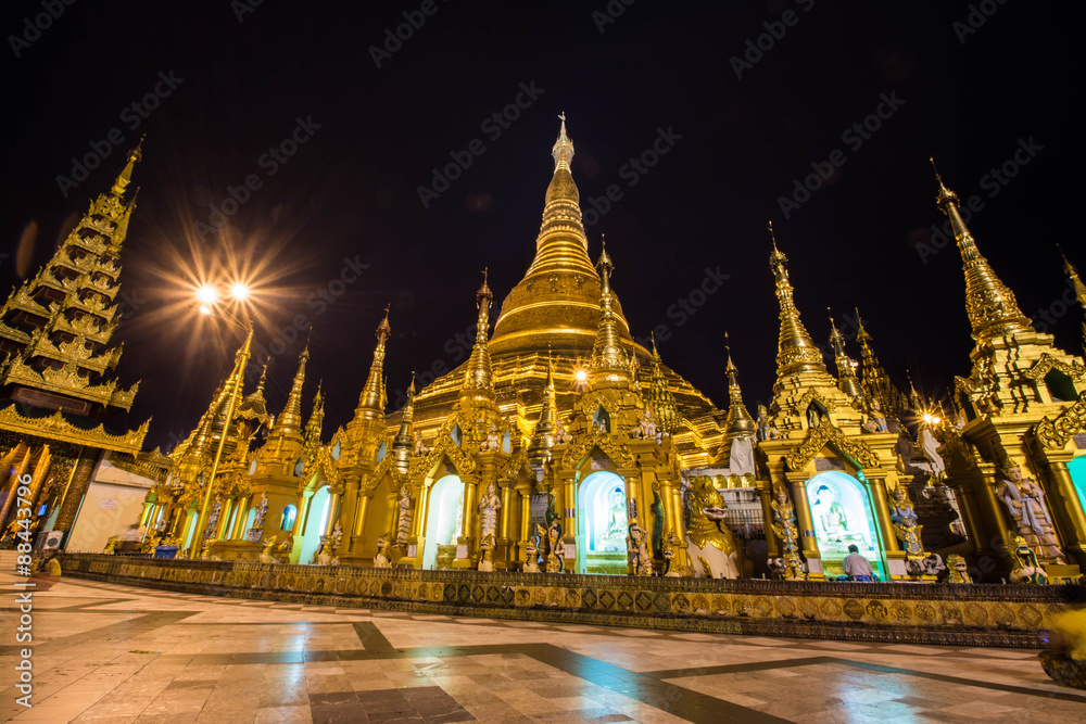 Naklejka premium Shwedagon Pagoda at dusk (Yangon, Myanmar) 