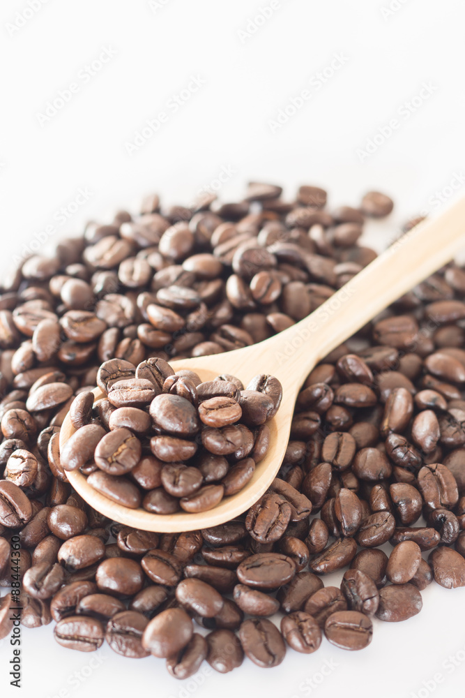 Fototapeta premium Spoon of roasted coffee bean