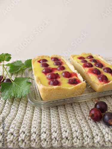 Tartelettes Kuchen mit Jostabeeren photo