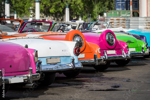 Kuba farbenfrohe amerikansiche Oldtimer parken in Reihe auf einem Parkplatz in Havanna