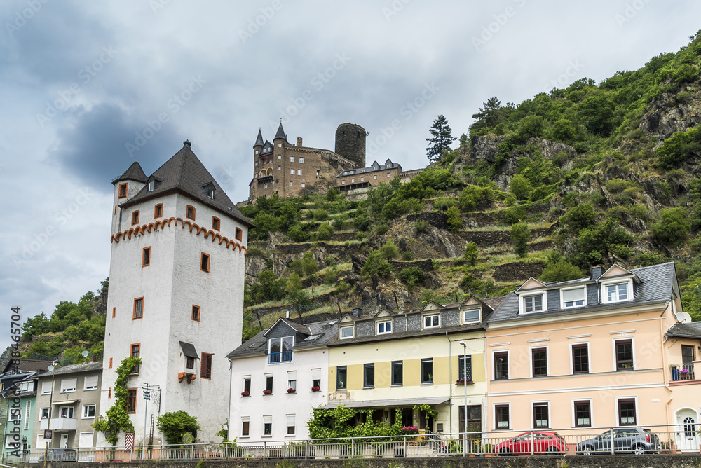 Burg Katz in Sankt Goarshausen mit eckigem Turm der Stadtbefestigung