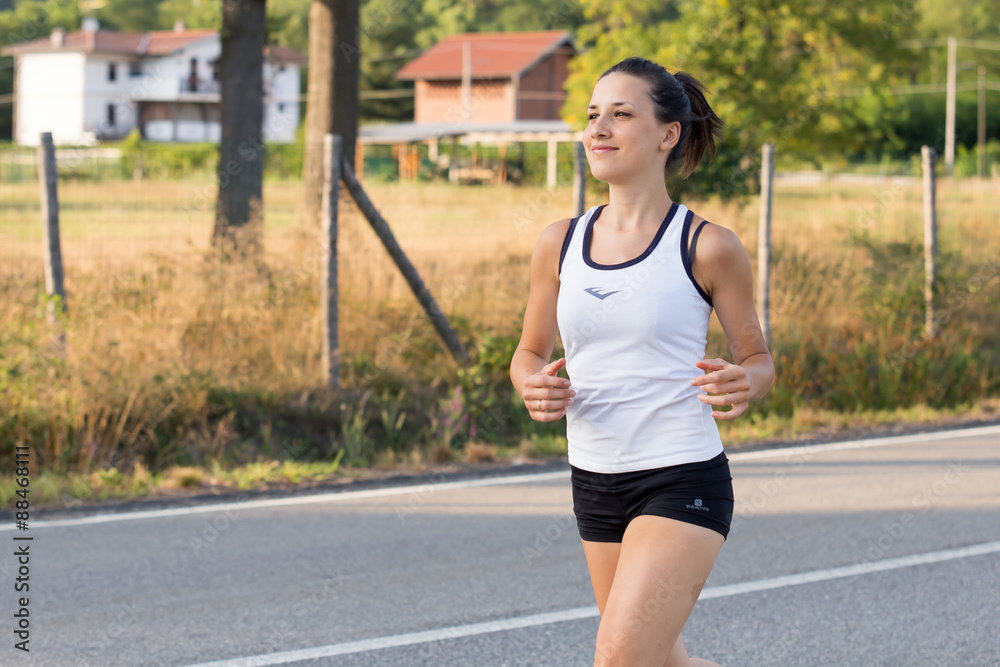 Bella ragazza che corre