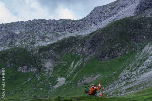 First aid helicopter in the allgäu alps / kemptner hütte / E5 © bergjournalisten