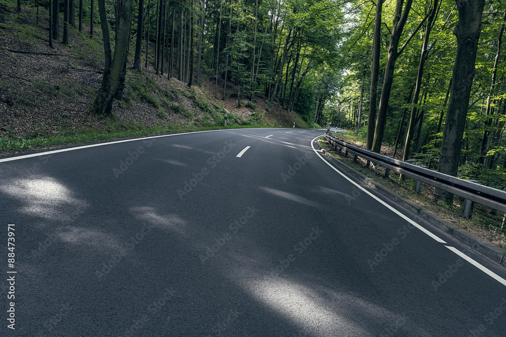 Obraz premium Bundesstraße im Odenwald 04