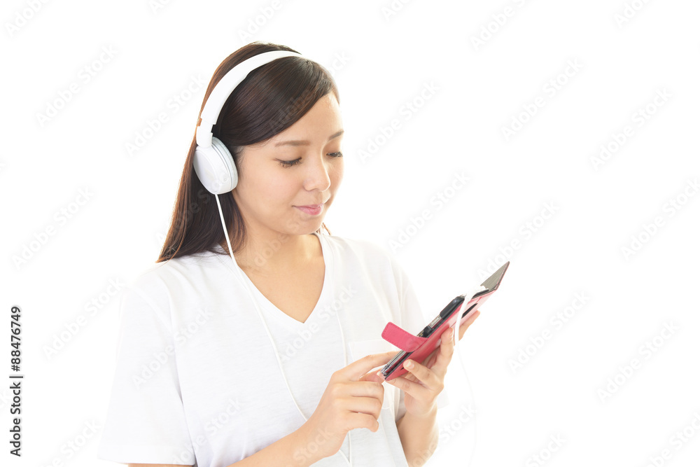 音楽を聴く女性