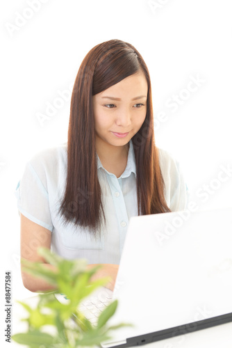 パソコンを楽しむ女性