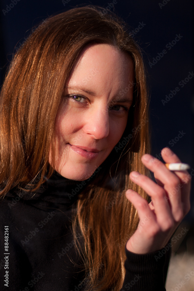 Junge Frau raucht Stock-Foto | Adobe Stock