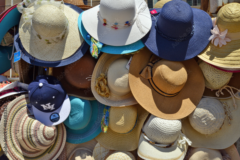 cappelli di paglia colorati in vendita