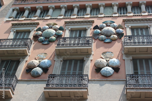 Die Fassade der Casa Bruno Quadros mit Regenschirmen (Barcelona)