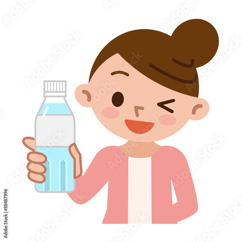 水のペットボトルを持った女性