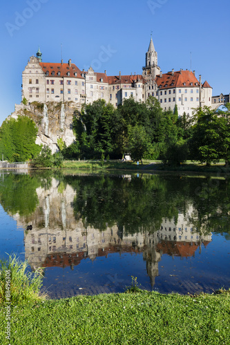 Wasserspiegelung des Hohenzollernschlosses in Sigmaringen an der Donau