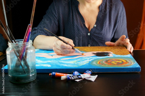 Artista mentre dipinge un tela  photo
