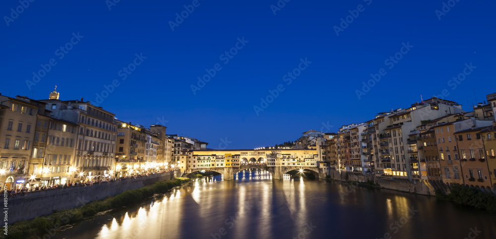 Firenze al tramonto con le sue luci ed i suoi riflessi