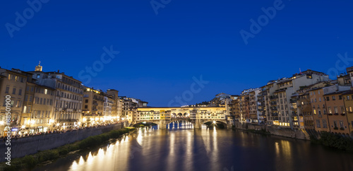 Firenze al tramonto con le sue luci ed i suoi riflessi