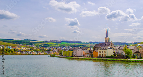 Foto Moselle river flowing through wine heart of luxembourg and passing many small villages