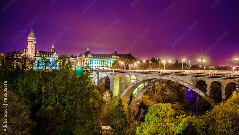 Night view over bridge leading to place de metz, luxembourg. - obrazy, fototapety, plakaty 