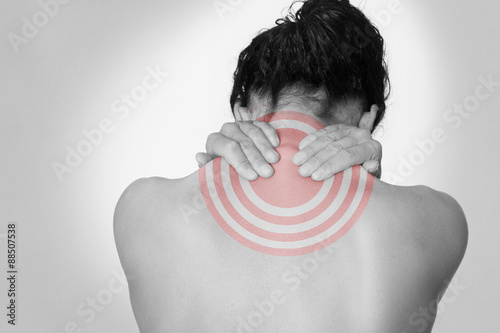 Frau massiert ihren schmerzenden Nacken - Schwarzweiß